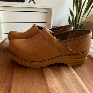 NWT Dansko Professional Honey Distressed